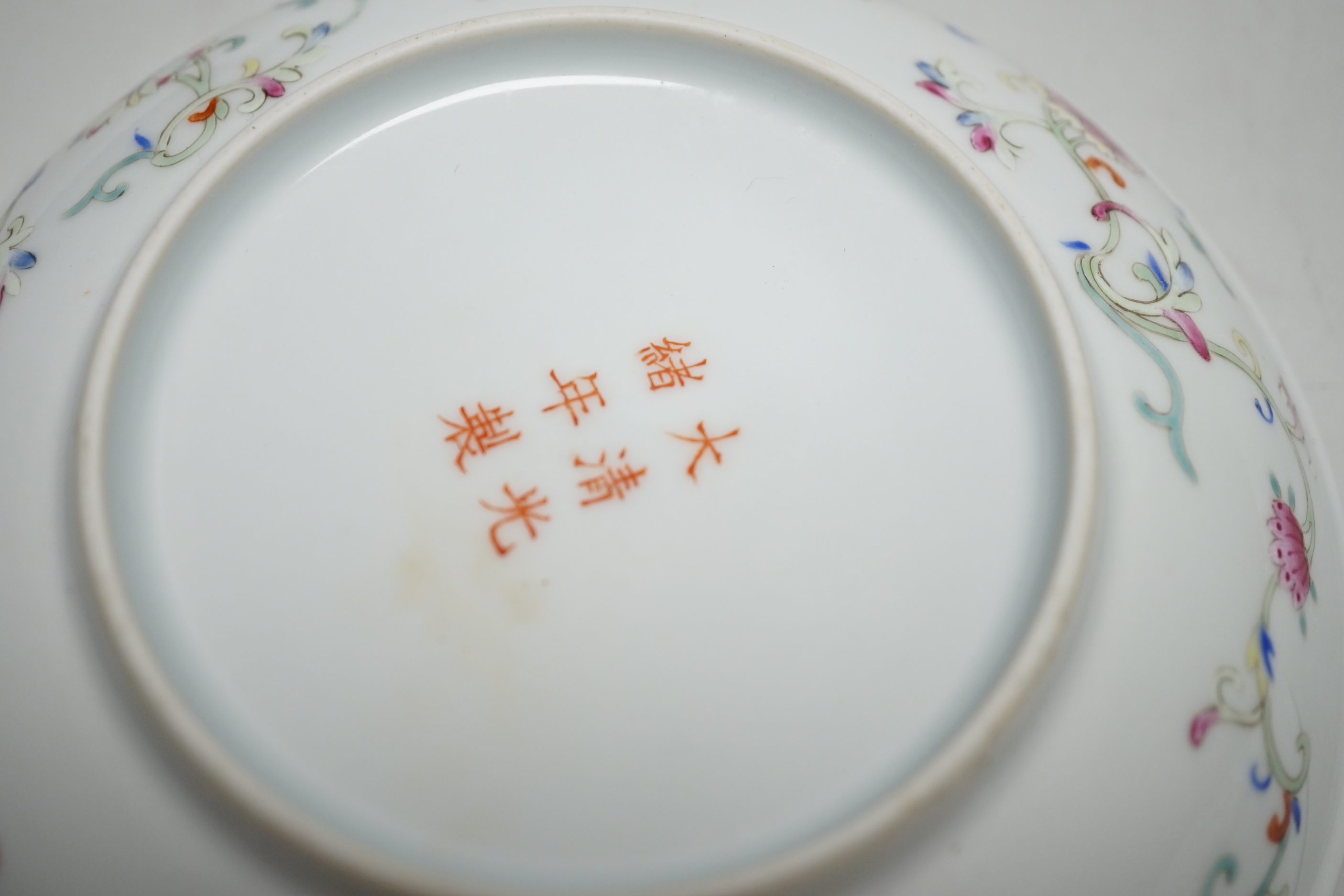 A pair of Chinese famille rose saucer dishes, 14.5cm diameter